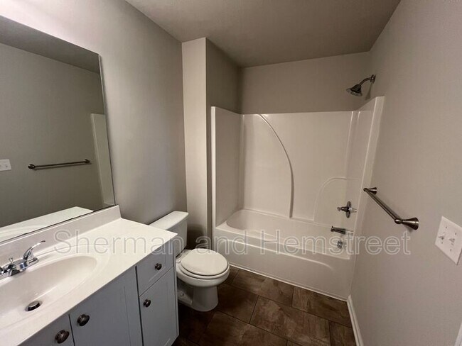 Building Photo - 752 Tarvin Cir