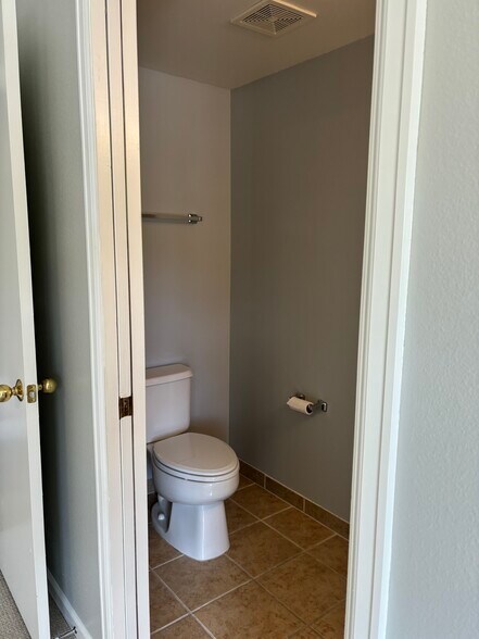 Master en-suite bathroom - 788 Castle Valley Blvd