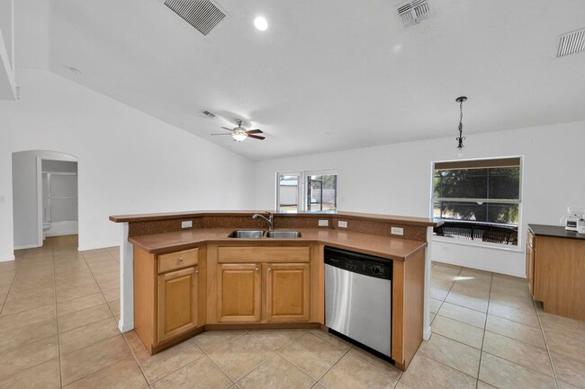 Building Photo - 214 SW Milburn Cir