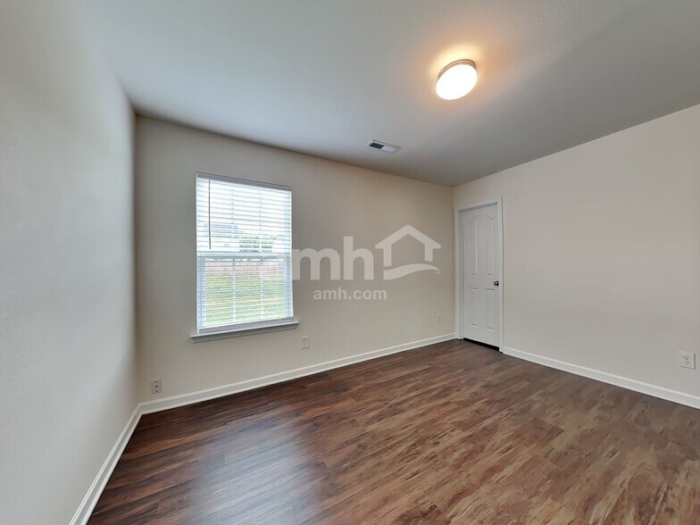 Building Photo - 4875 Old Towne Village Cir