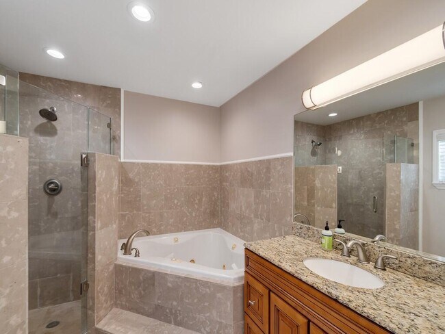 Building Photo - 527 E Causeway Blvd