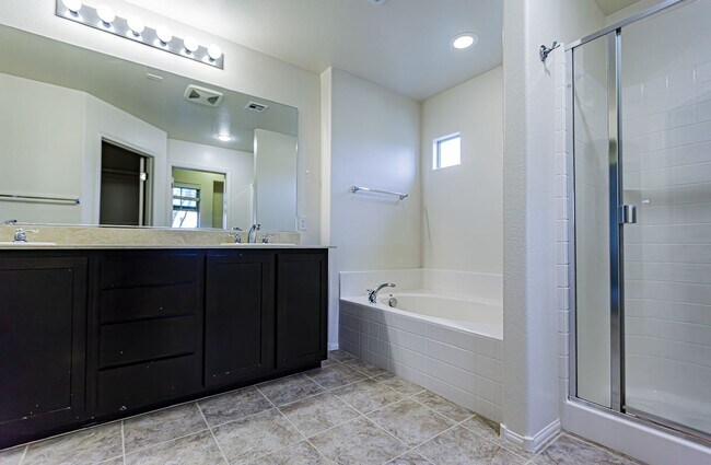 Building Photo - 4 Bedroom home located in Mountain's Edge