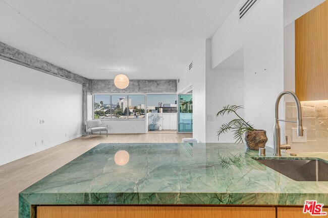 Building Photo - 7135 Hollywood Blvd