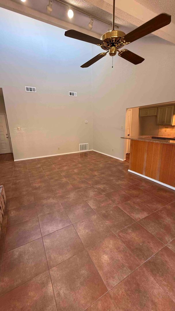 Building Photo - 3bed/2bath Townhouse with 2 car garage