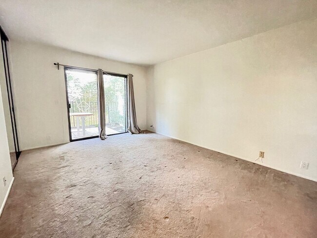 Building Photo - 3 Bedroom Carlsbad Townhouse!