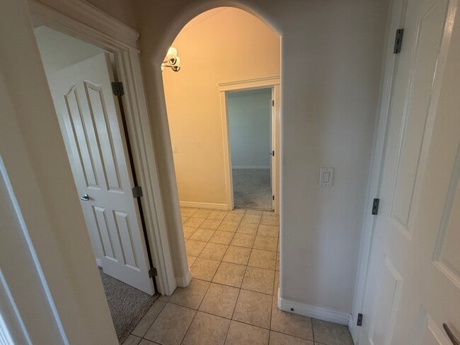 Building Photo - 435 NE Greystone Loop