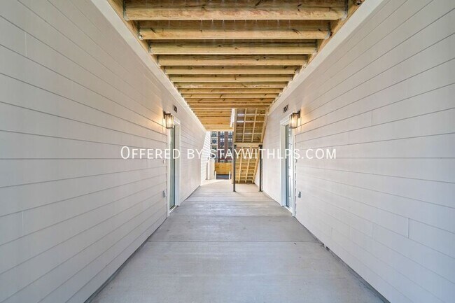 Building Photo - 1571 Court Ave