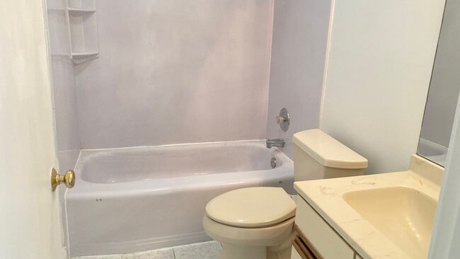 Building Photo - 21W581 North Ave