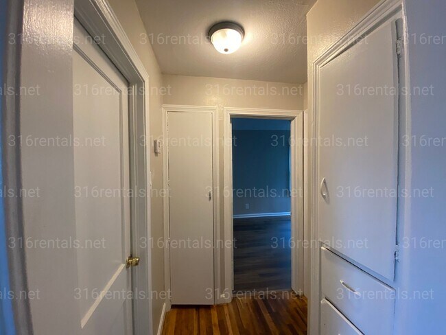 Building Photo - $950 - 2 bedroom / 1 bathroom home with a bonus loft!