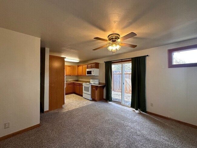 Building Photo - Cozy Veneta One Bedroom