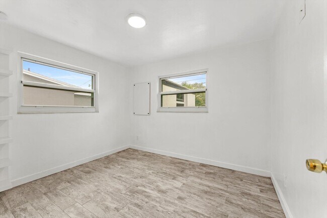 Building Photo - 4641 SW 25th Terrace