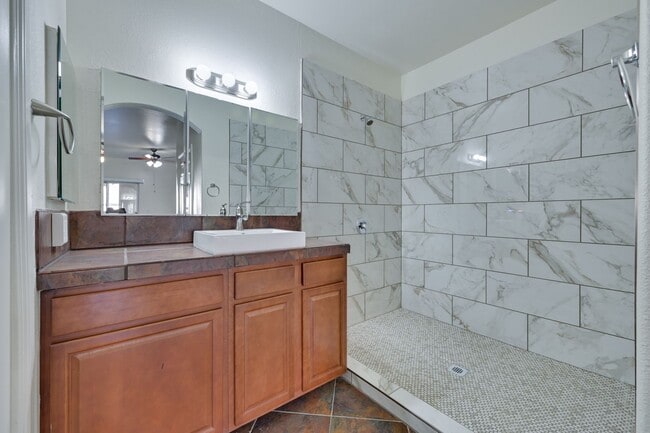 Building Photo - Guard Gated!!! Community Pool, Spa!!! Fitn...