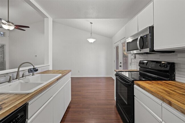 Building Photo - 1015 E Yager Ln