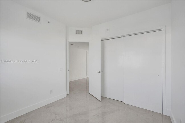 Building Photo - 14951 Royal Oaks Ln