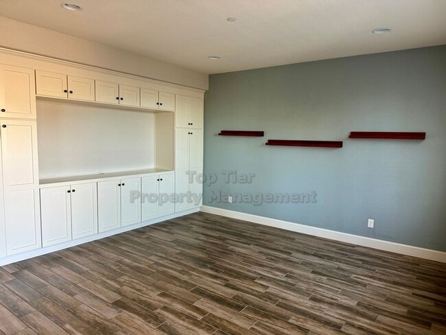 Building Photo - Charming 3 Bed, 2.5 Bath, 1,600 Sqft Marti...