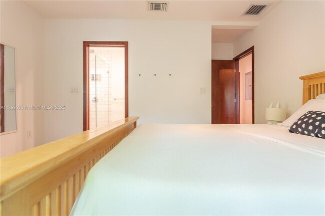 Building Photo - 523 NE 68th St