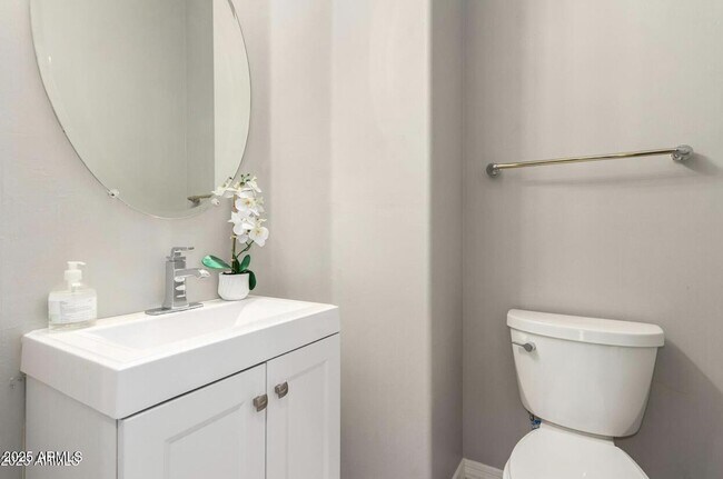 Building Photo - 1515 N Los Alamos Cir