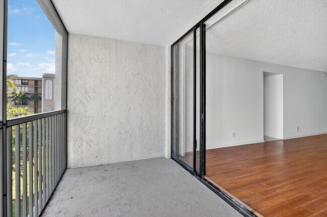 Building Photo - 11 Royal Palm Way