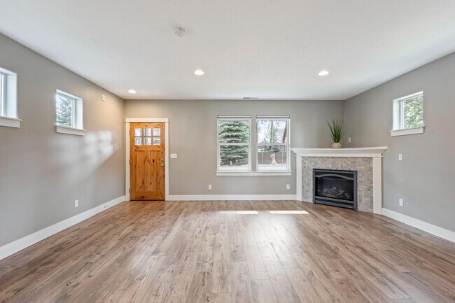 Building Photo - Modern 3 BR home on beautiful wooded lot in Sisters