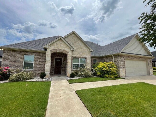 Building Photo - AVAILABLE NOW 3 BEDROOM 2 BATH WITH OFFICE...