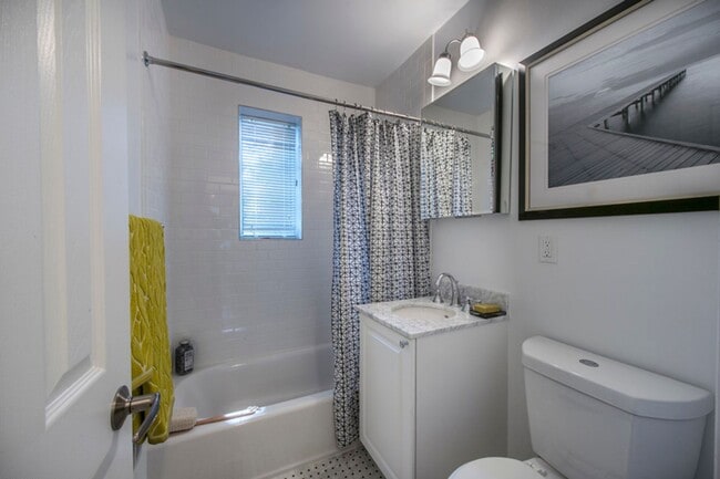 Building Photo - Sunny 1BR in Brookline | Heat & Hot Water Included | 9/1