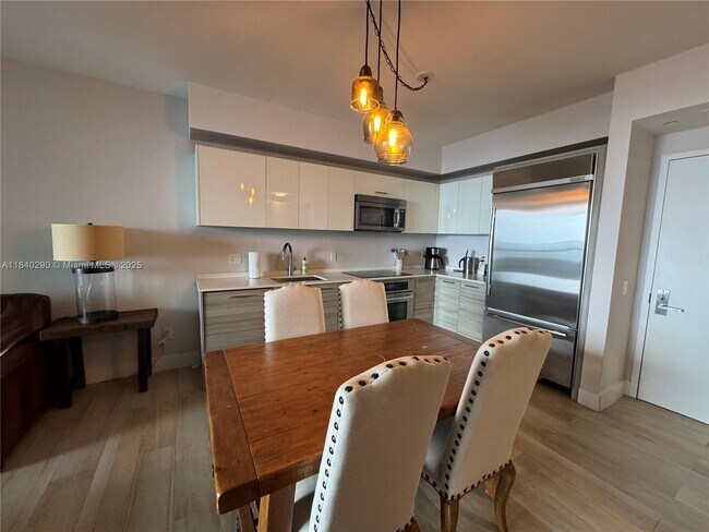 Building Photo - 1300 Brickell Bay Dr