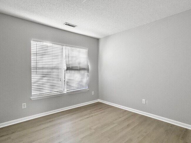 Building Photo - 4080 Laurelwood Dr