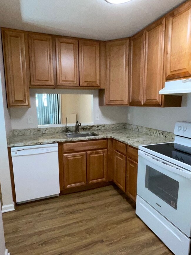 Building Photo - 3BD 2.5BA End Unit Townhome