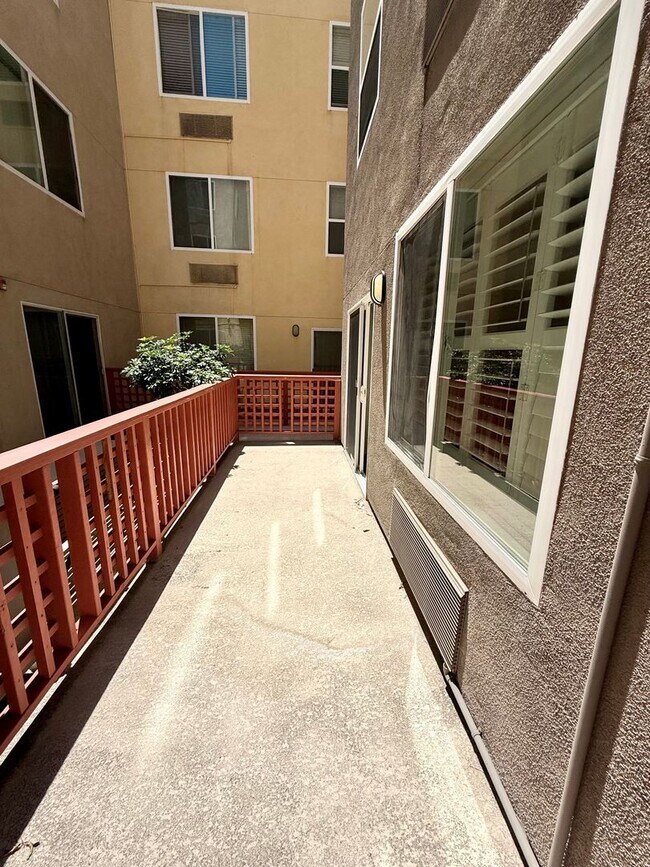 Building Photo - Spacious Studio Living in the Heart of Little Italy