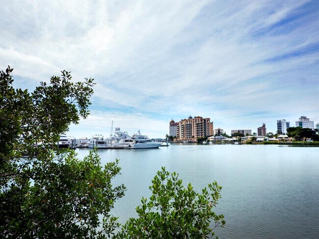 Building Photo - 800 N Tamiami Trl