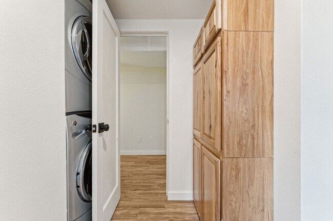 Building Photo - 1Bed/1Bath Apartment with HUGE Private Yard!