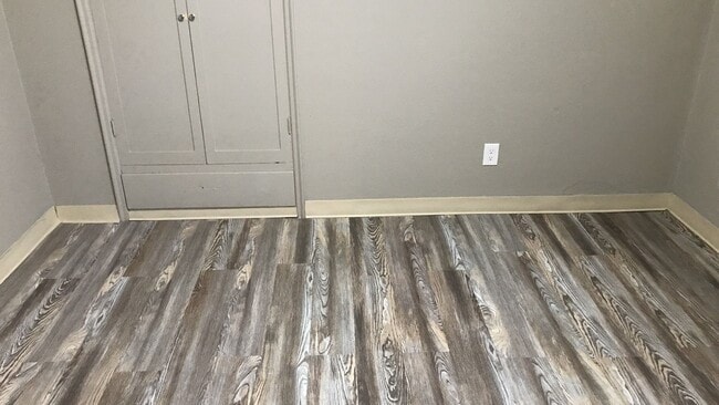 Building Photo - Cozy Apartment