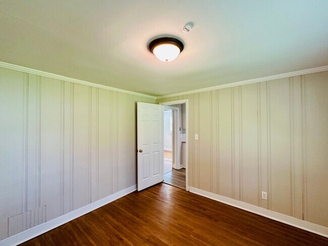 Building Photo - WILSHIRE BLVD - 3 Bedroom + Flex Space - minutes to UNCW!