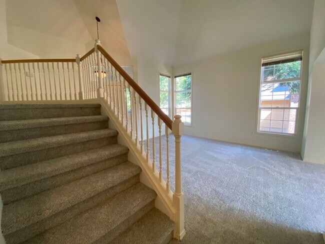 Building Photo - Spacious 4 bedroom 2.5 traditional house