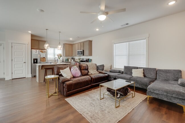 Building Photo - 372 Arch St