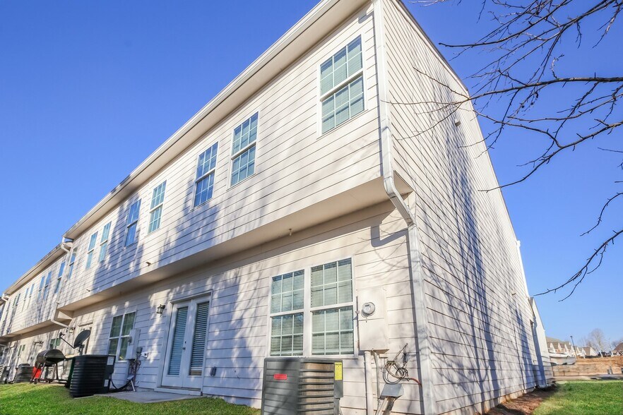 Building Photo - 30 Madaline Ln