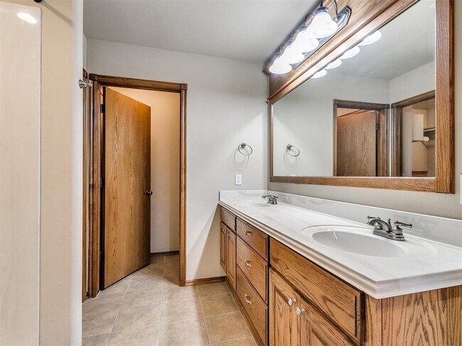 Building Photo - 1001 N Barn Hill Way