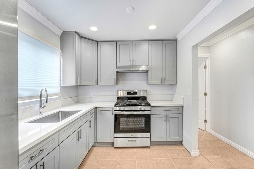 Building Photo - 400 W 109th St