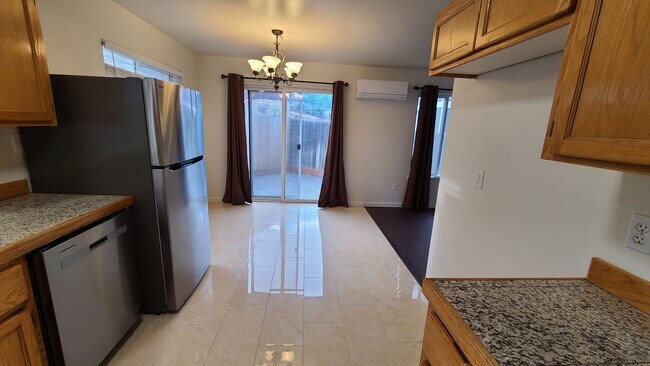 Building Photo - Quartz Ave 3plex/Ariserem-014
