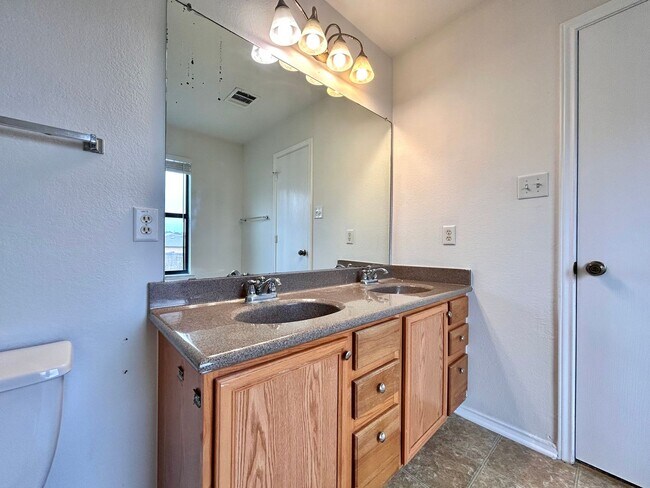 Building Photo - 2417 McCook Dr