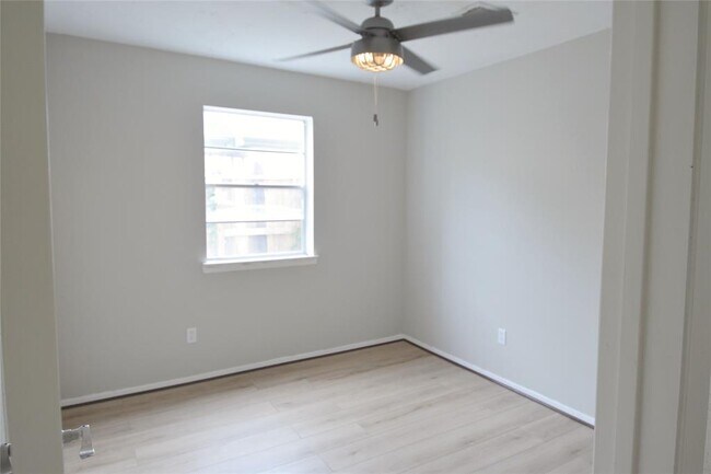 Building Photo - 10321 Long River Dr