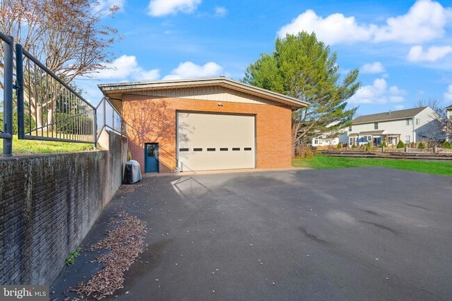 Building Photo - 318 Evergreen Mills Rd