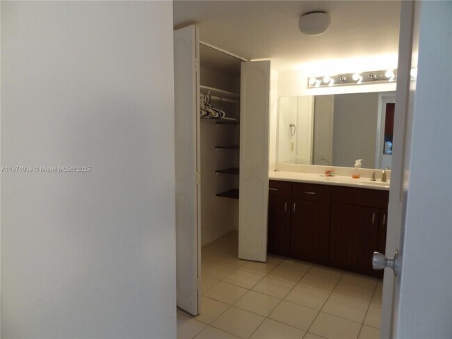 Building Photo - 3401 N Country Club Dr