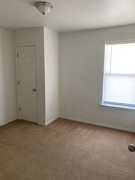 Building Photo - 2916 Ashley Dr