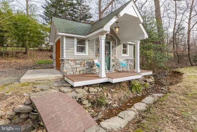 Building Photo - 1057 Vista Dr