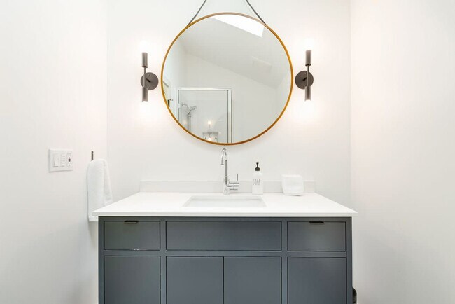 Building Photo - 3224 13th Ave W