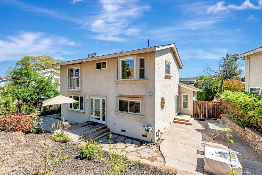 Building Photo - 520 Weybridge Dr