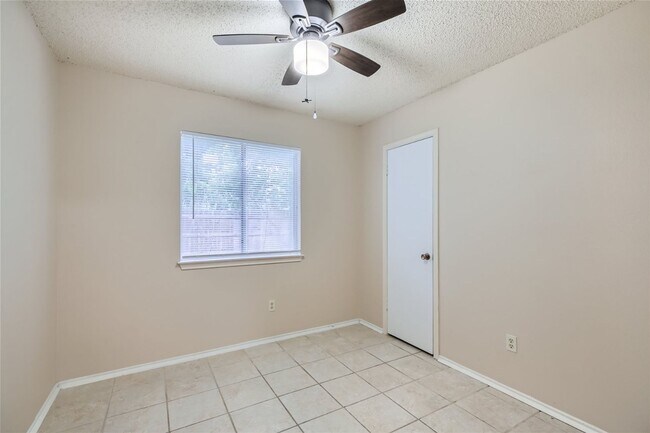 Building Photo - Cozy Single Story!!