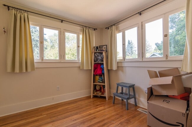 Building Photo - 6406 SE 44th Ave