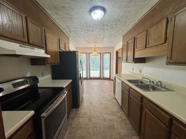 Building Photo - Cute 3 Bedroom Ranch with Large Yard